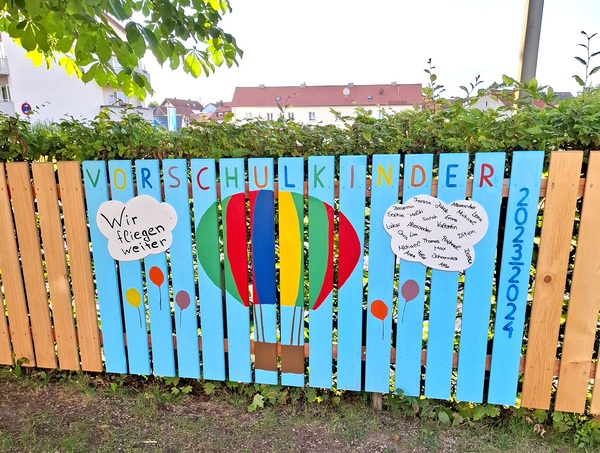 Ein Stück fertig bemalter Zaun mit einem Heißluftballon als Motiv