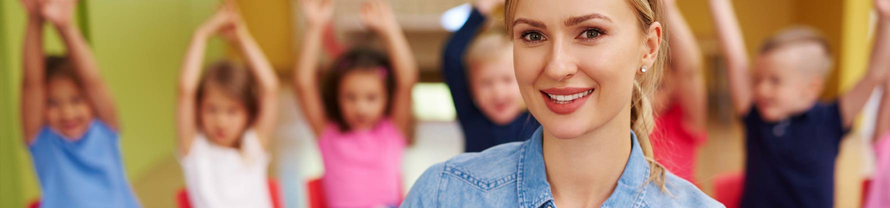 Eine Lehrerin steht vor Kindern im Stuhlkreis