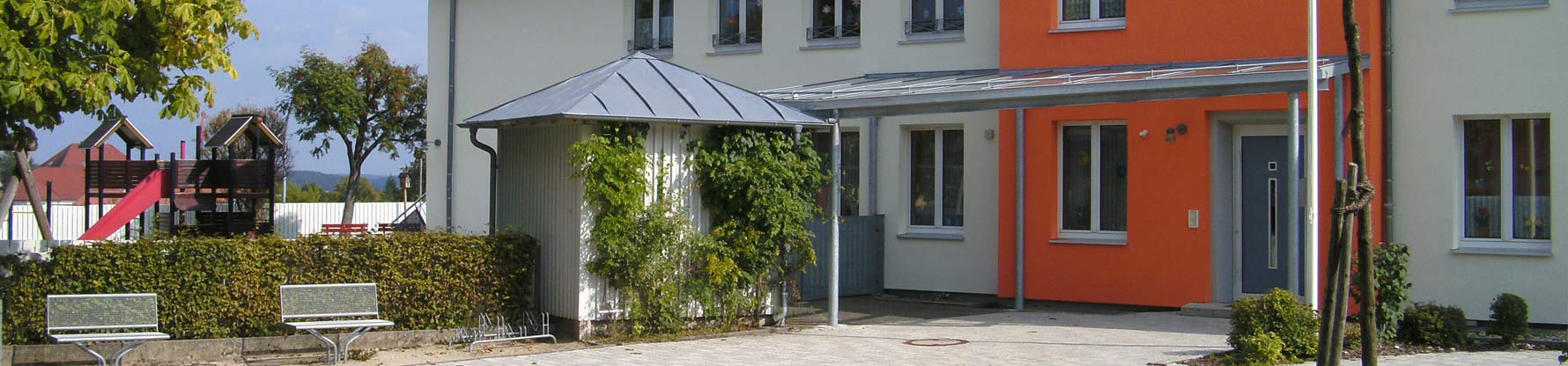 Das Gebäude mit Eingang von außen